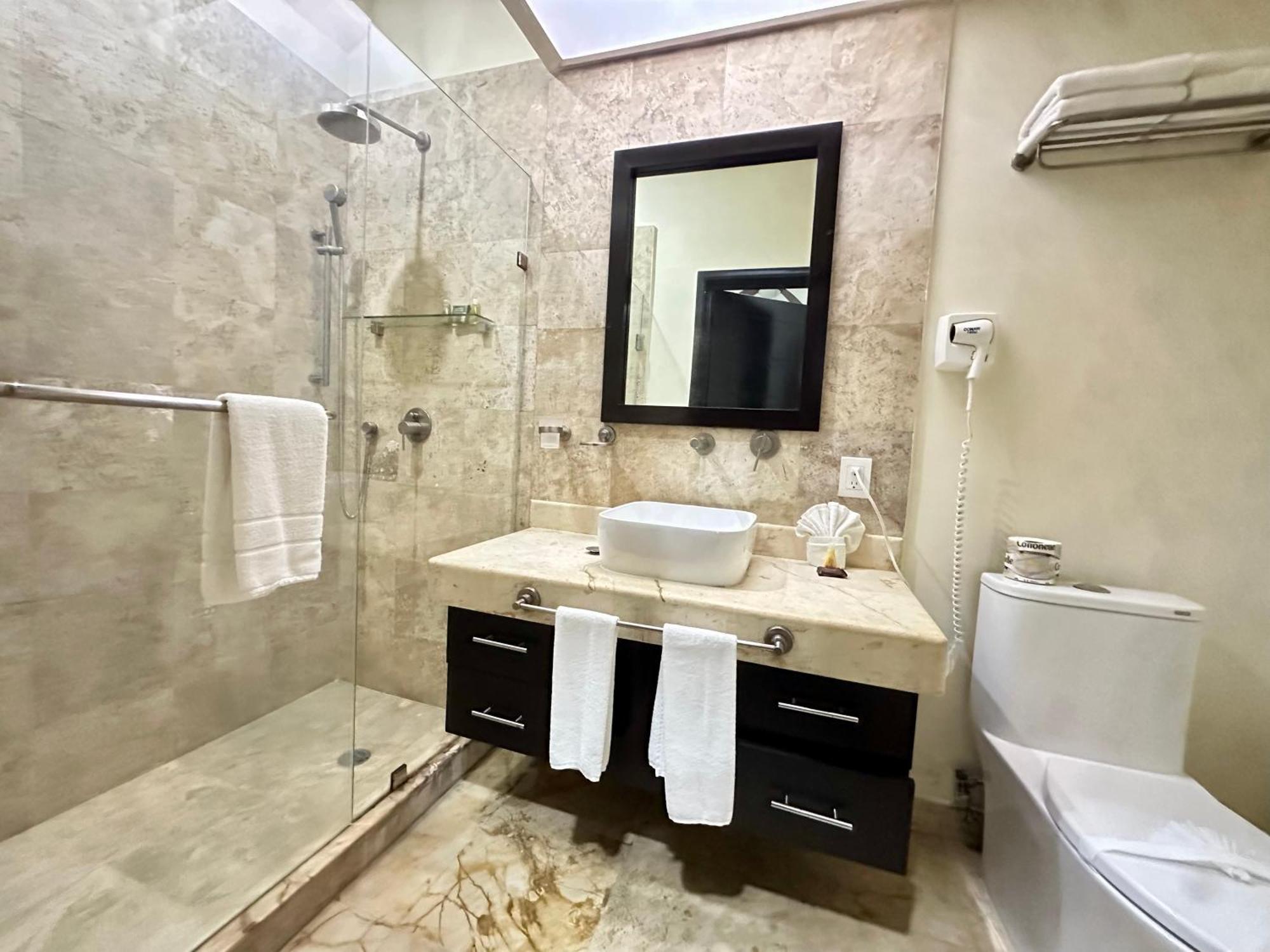 El Faro 103 Surf Ground Floor 2 Bedroom Pool View * Playa del Carmen